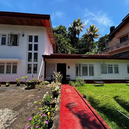 No 06 Veediya Bandara Lane Bahirawakanda Канди Экстерьер фото