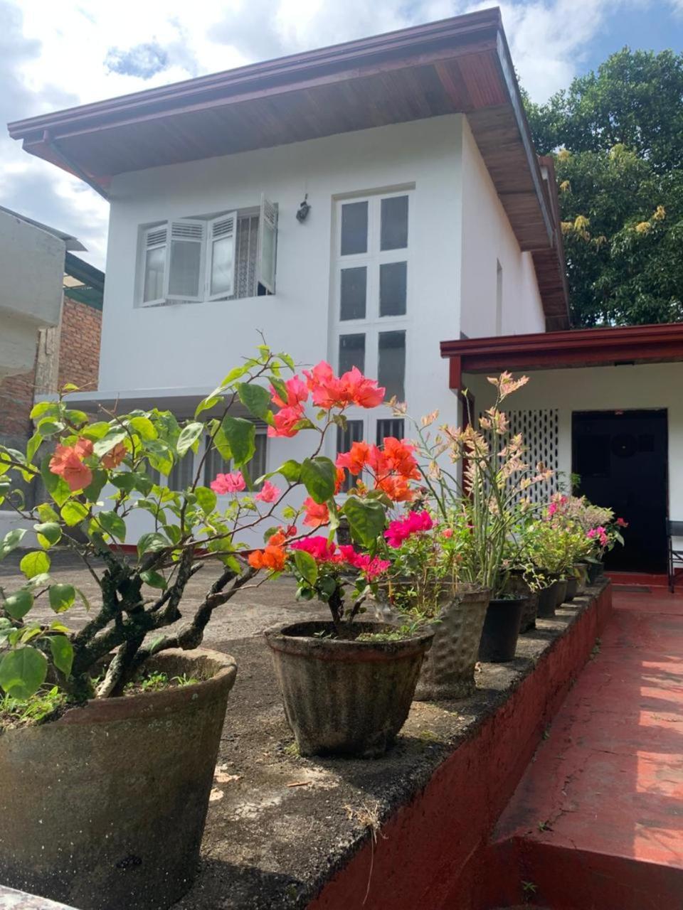 No 06 Veediya Bandara Lane Bahirawakanda Канди Экстерьер фото